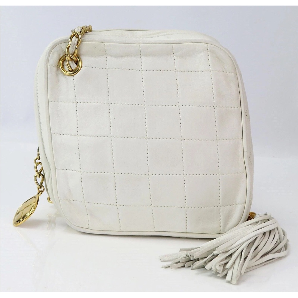 Elegant White Quilted Shoulder Bag - Picture 3 of 16